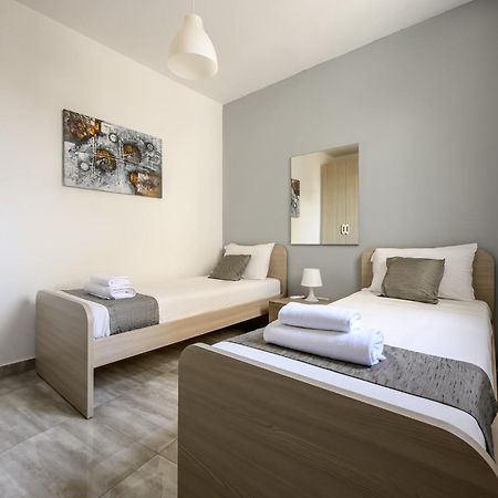 F11 Room 2, Private Room Two Single Beds Shared Bathroom In Shared Flat Msida Exterior photo