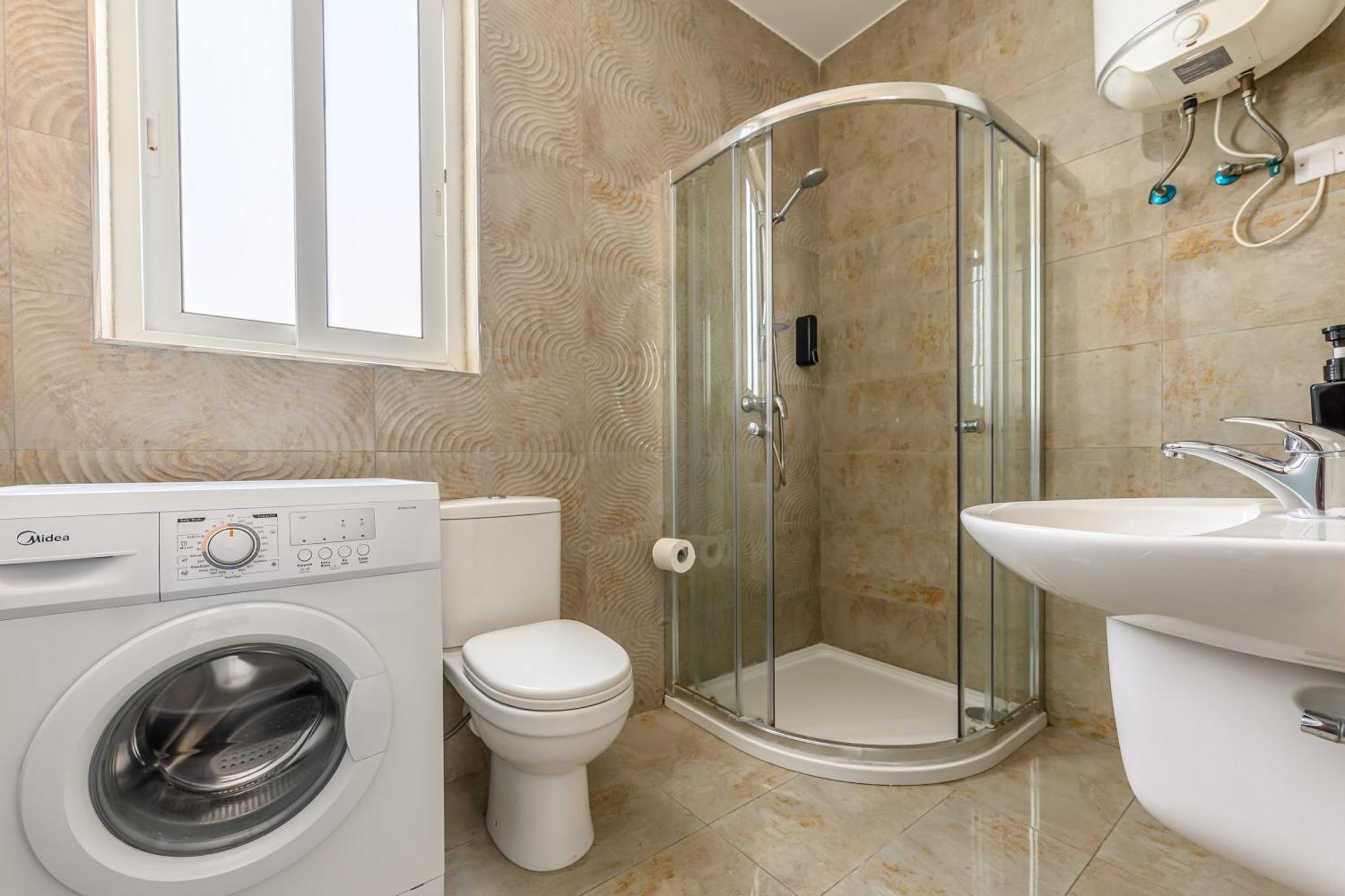 F11 Room 2, Private Room Two Single Beds Shared Bathroom In Shared Flat Msida Exterior photo