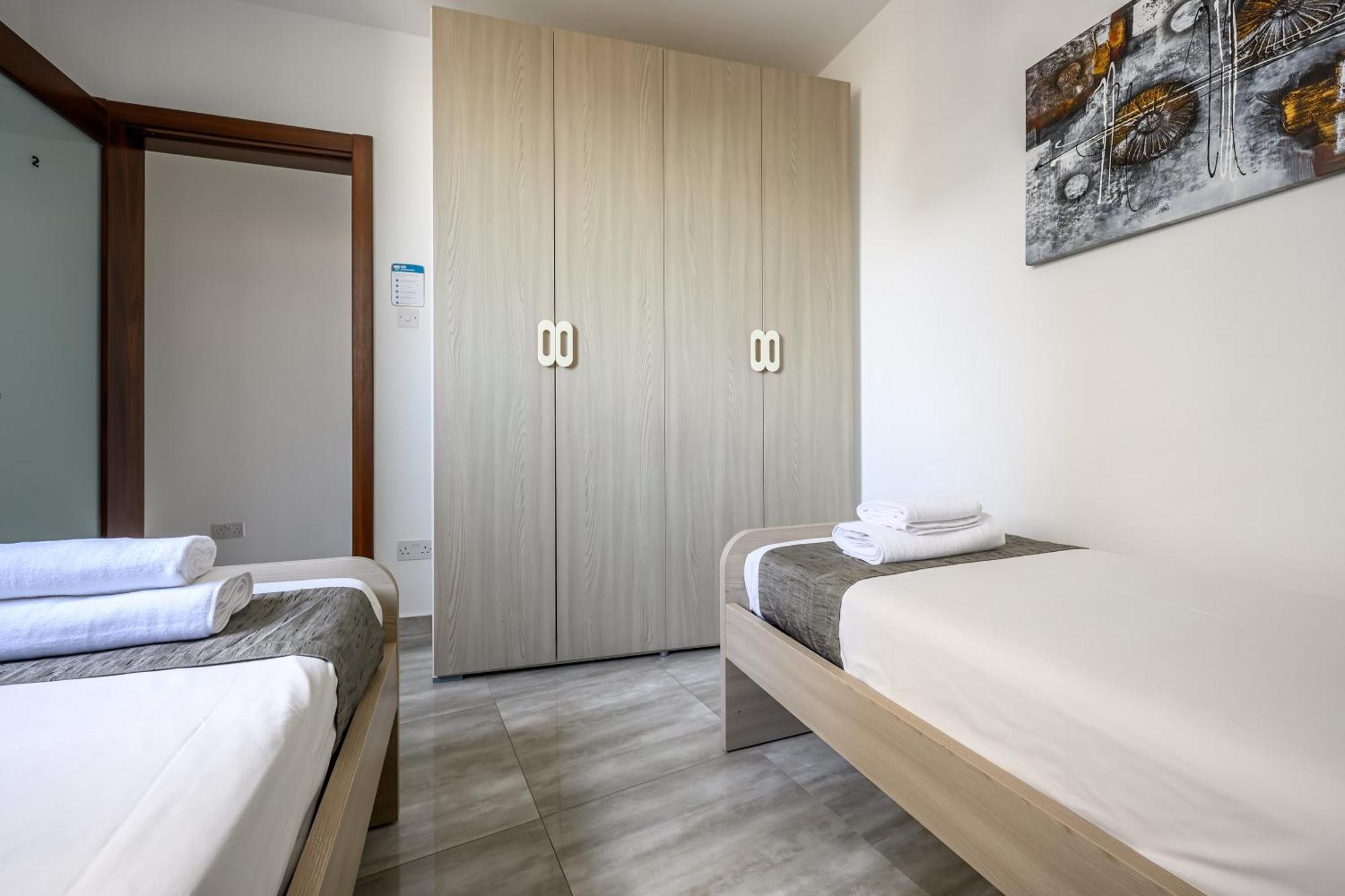 F11 Room 2, Private Room Two Single Beds Shared Bathroom In Shared Flat Msida Exterior photo