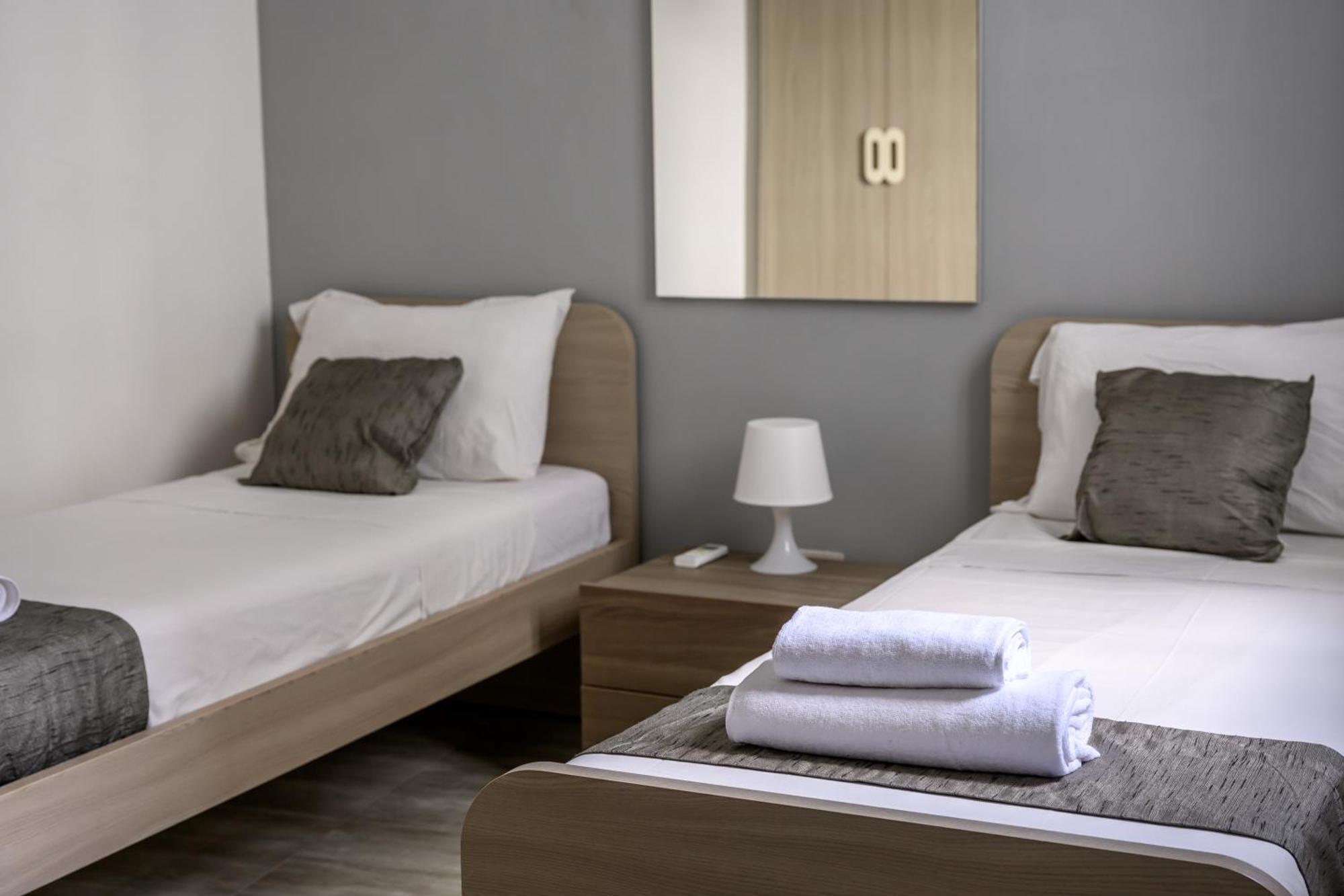 F11 Room 2, Private Room Two Single Beds Shared Bathroom In Shared Flat Msida Exterior photo